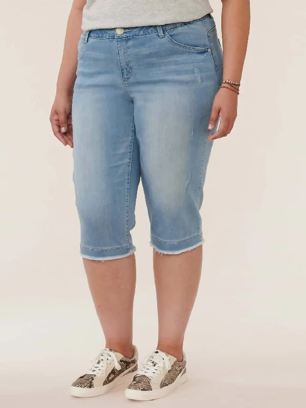 Jeggings women jeans combining the comfort of leggings and style of jeansFray Hem Skimmer Jeans - Plus In Light Wash