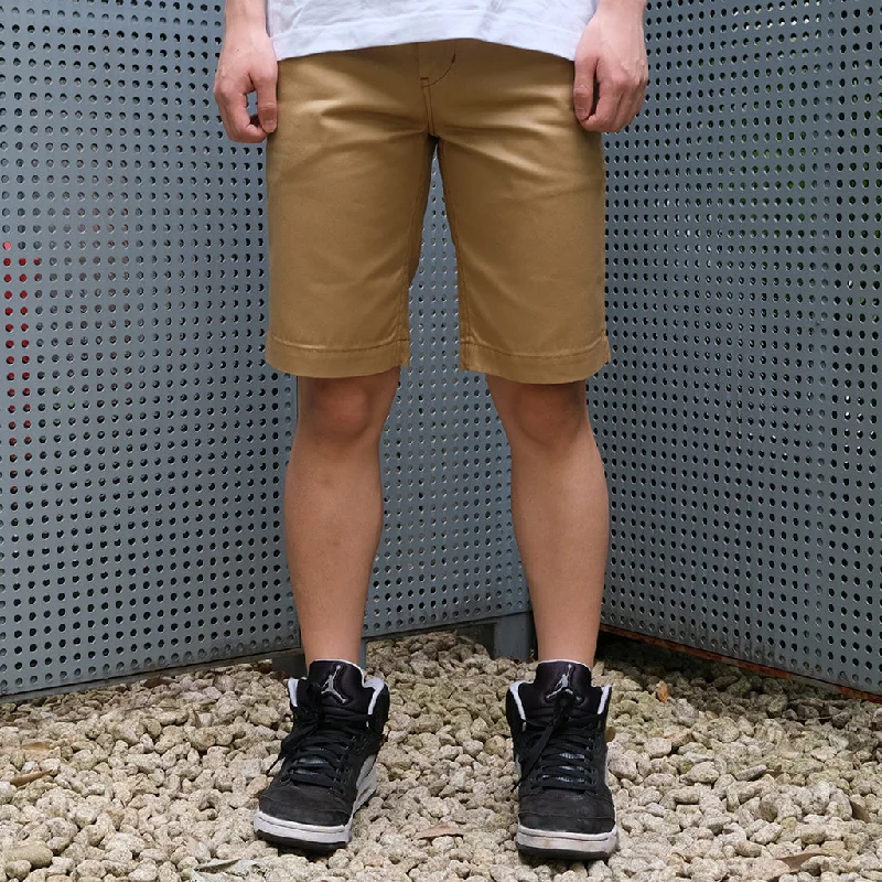 Button - Down Denim Top with a Classic DesignStudio D'Artisan 1875 Chino Shorts (Beige)