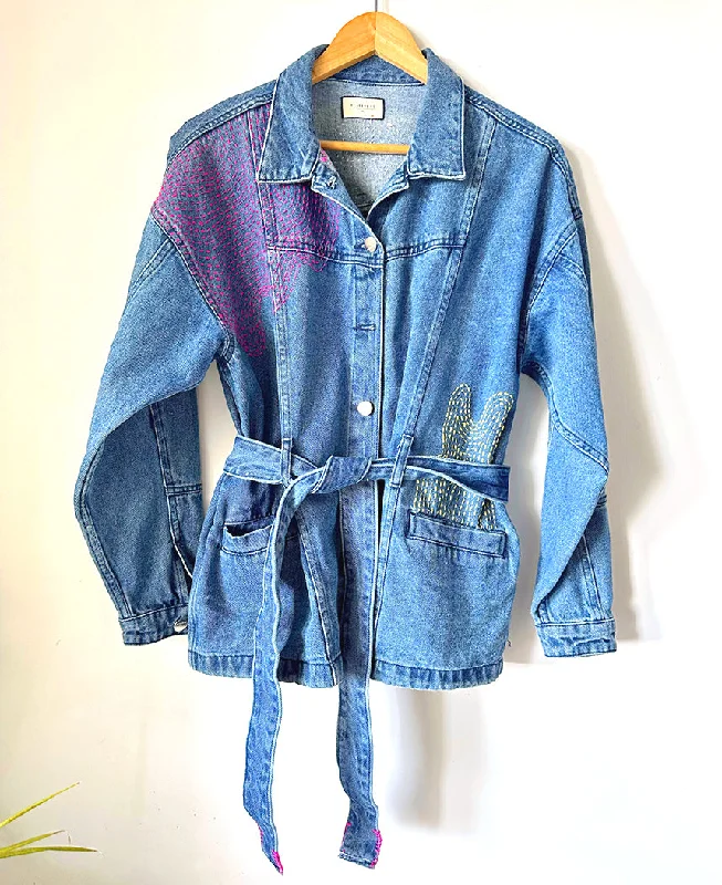 Button - Down Denim Top with a Classic DesignTwo Folds Jacket